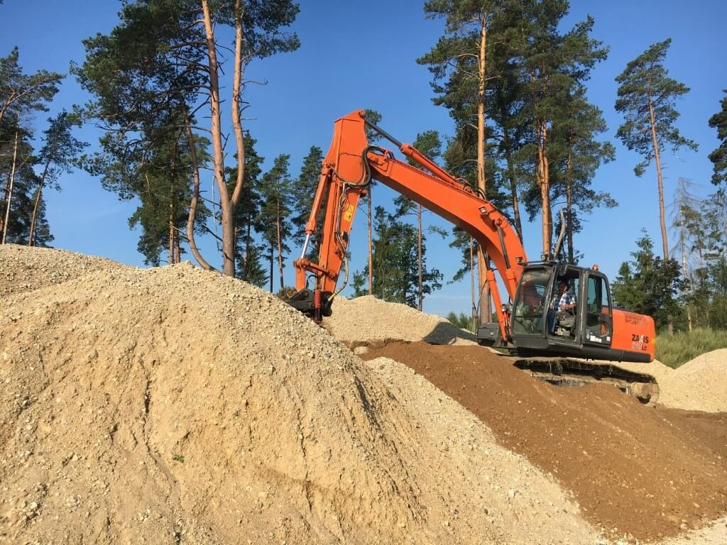 Kokvedēja pakalpojumi - ekskavators HITACHI ZX210LC-3 komplektā ar rokamo kausu, planējamo kausu un tranšejkausu