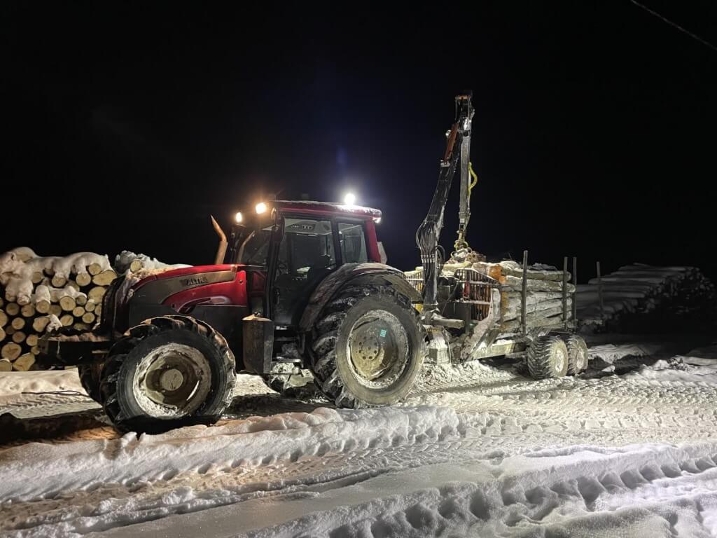 Kokvedēja pakalpojumi - meža traktors – VALTRA ar piekabi